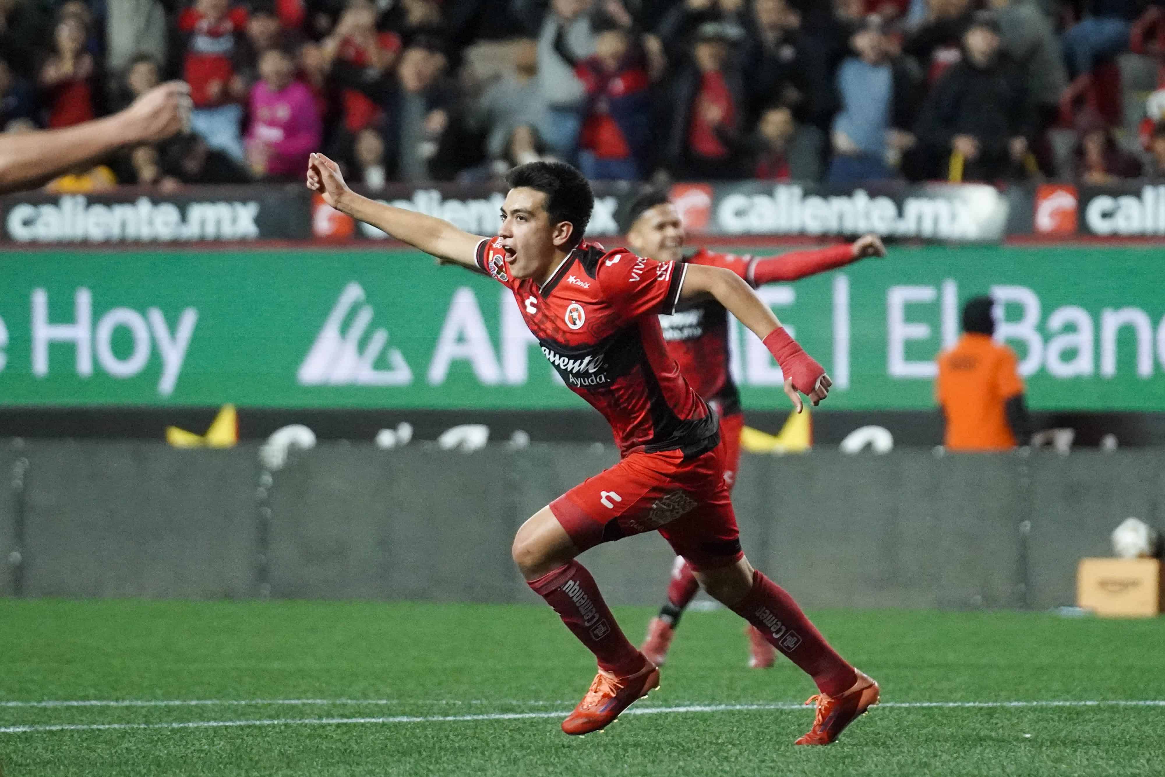 Gilberto Mora hace el 3-0.