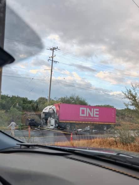 El conductor de un tráiler murió luego de un choque frontal contra otra unidad de carga, la madrugada de ayer en la Carretera a Miguel Alemán, en el municipio de Marín.