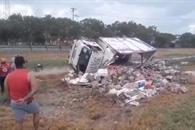 Vuelca luego de choque