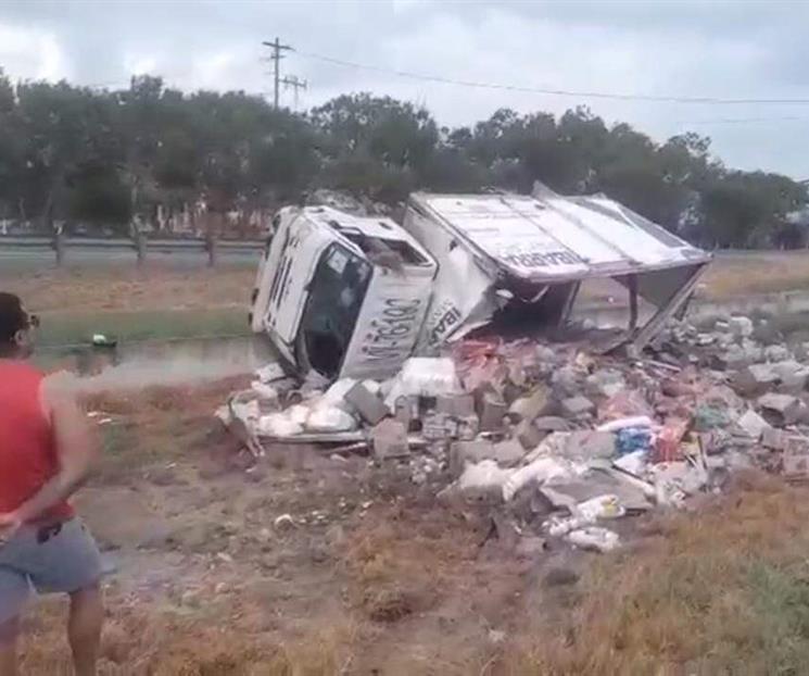 Vuelca luego de choque Vuelca luego de choque