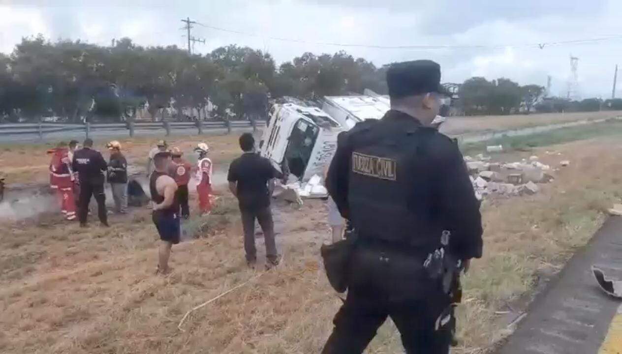 Un saldo de dos lesionado dejó un choque entre dos transportes de carga donde uno de ellos quedó volcado, ayer en el Anillo Periférico, municipio de Escobedo.