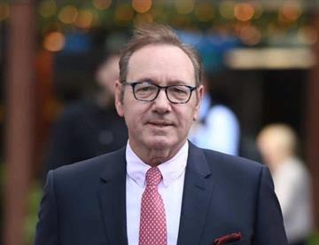 Enfrentará Kevin Spacey nuevo juicio en 2026 por agresiones sexuales