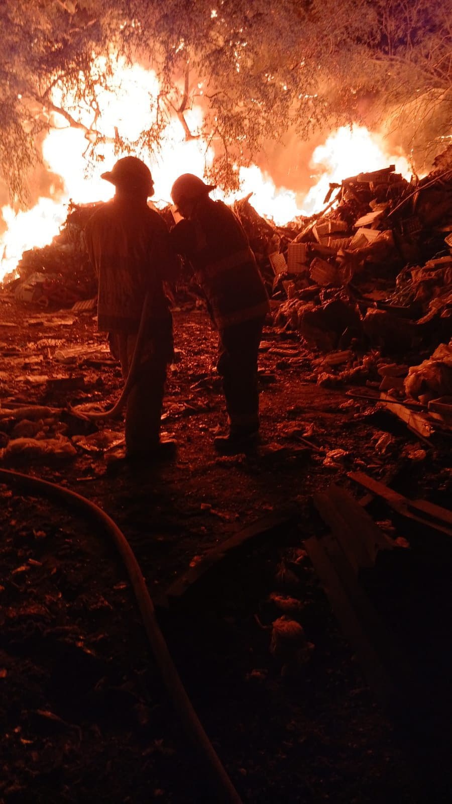 Una fábrica que estaba abandonada desde hace varios años, terminó totalmente destruida al incendiarse la mañana de este miércoles, en el municipio de Cadereyta.