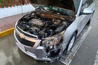 Arde auto por falla eléctrica Arde auto por falla eléctrica