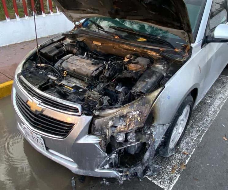 Arde auto por falla eléctrica Arde auto por falla eléctrica