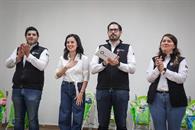 Entrega De la Peña kits de apoyo para madres