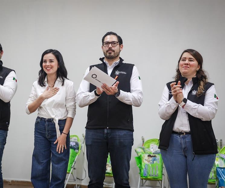 Entrega De la Peña kits de apoyo para madres