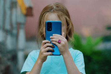 Europa propone una edad mínima para usar las redes sociales