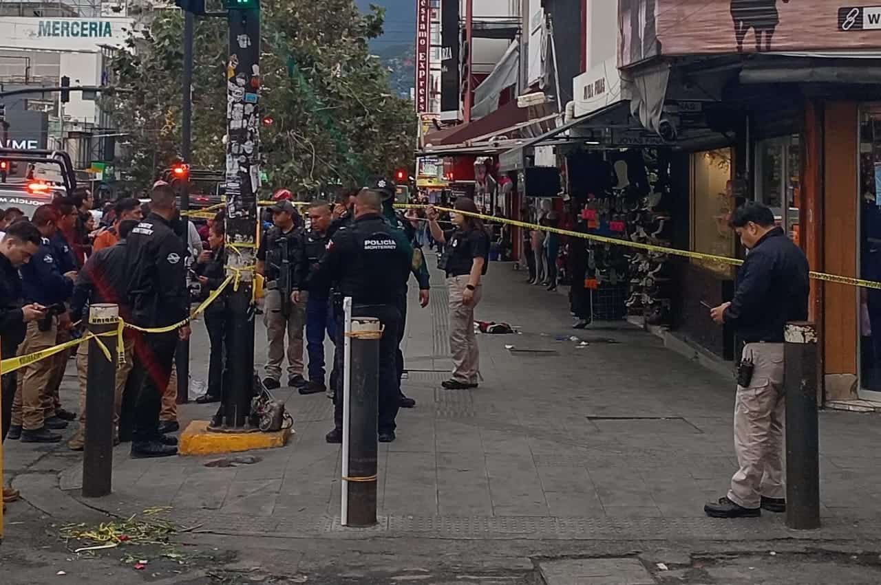 Con un balazo en la pantorrilla derecha resultó un hombre tras ser baleado en el cruce de la Avenida Juárez y 15 de Mayo, la tarde de ayer en el centro de Monterrey, al parecer por viejas rencillas, lo que llevó a una intensa movilización.