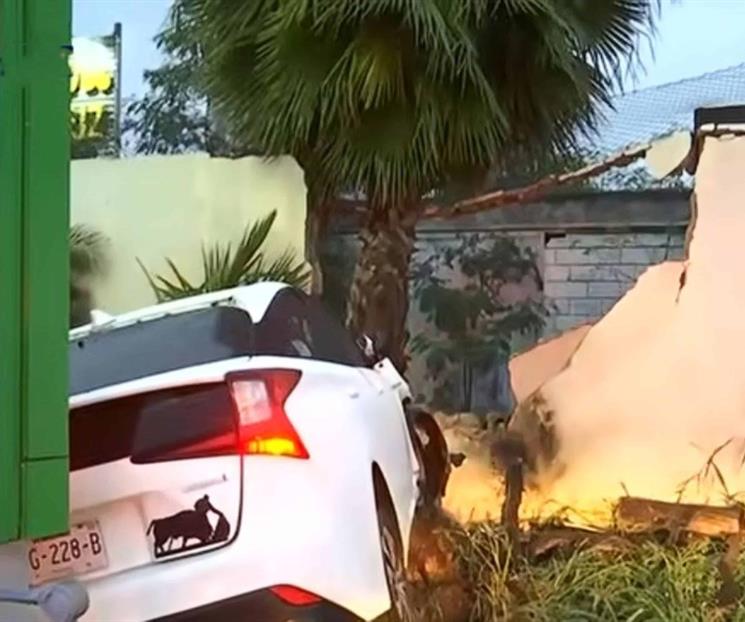 Derrapa y se estrella contra muro Derrapa y se estrella contra muro