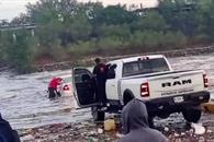 Rescatan a conductor arrastrado por la corriente