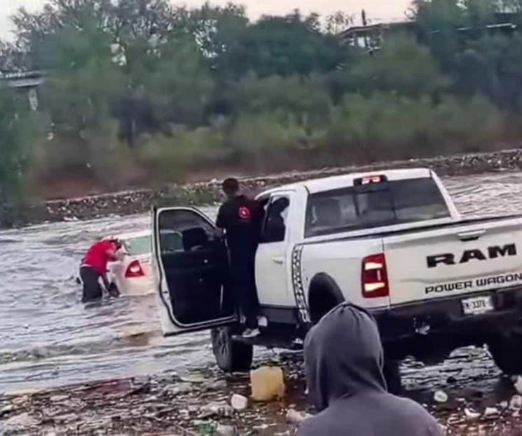 Rescatan a conductor arrastrado por la corriente