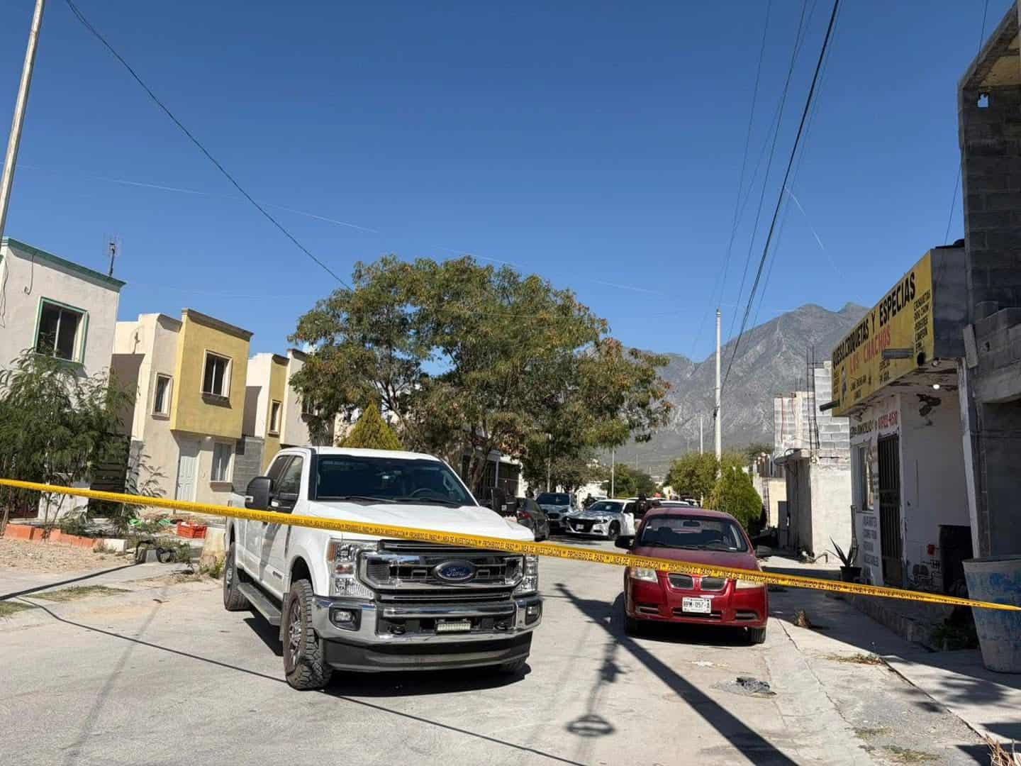 Elementos de la Agencia Estatal de Investigaciones, realizaron dos cateos simultáneos en dos viviendas del municipio de García, relacionada con varias ejecuciones cometidas en esa ciudad.