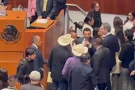 Irrumpen productores en el pleno del Senado