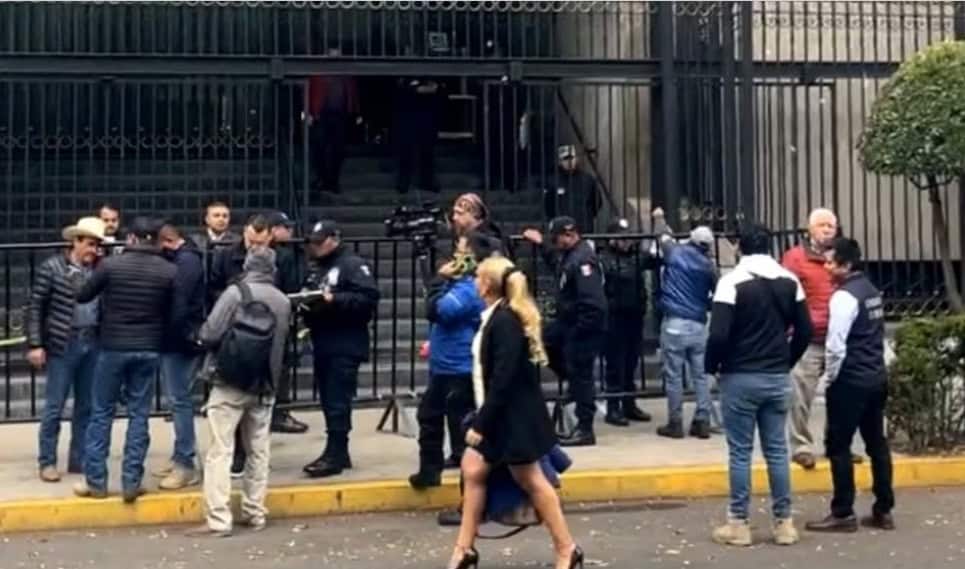 Transportistas y productores continúan negociación en Segob