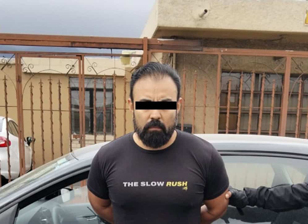 Un hombre fue detenido por oficiales de la Policía de Monterrey, luego de presuntamente agredir a elementos de esta corporación, tras una denuncia de que a bordo de su automóvil realizaba actos inmorales afuera de un plantel educativo, al norponiente de la ciudad.