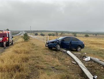 Deja volcadura dos lesionados
