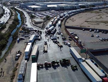 Bloqueos carreteros afectan exportaciones a EU y Canadá