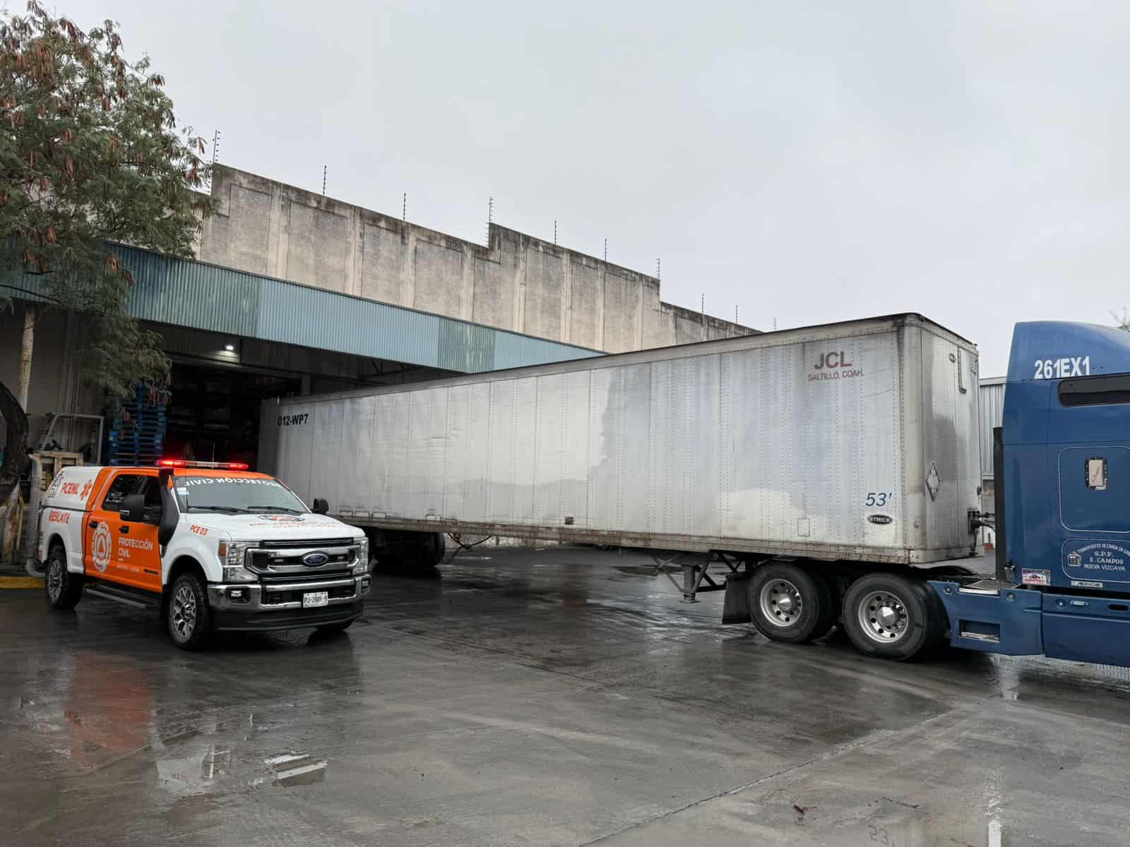 Un trabajador de una comercializadora resultó lesionado al quedar prensado entre una rampa de descarga y un tráiler, ayer en el municipio de San Nicolás.