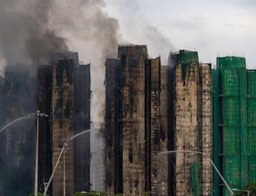Suben a 94 los muertos por incendio en Hong Kong