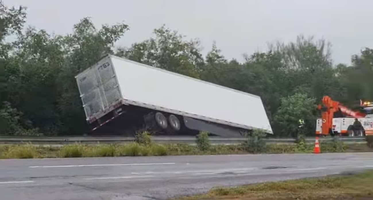 Un tráiler cagado con diversa mercancía, termino semivolcado, al salirse del camino, en un tramo carretero del municipio de Montemorelos.