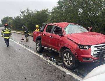Vuelca camioneta en Montemorelos