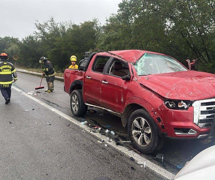 Vuelca camioneta en Montemorelos