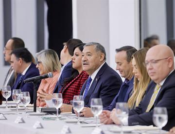 Muestra rector de la UANL a diputados avances de proyectos