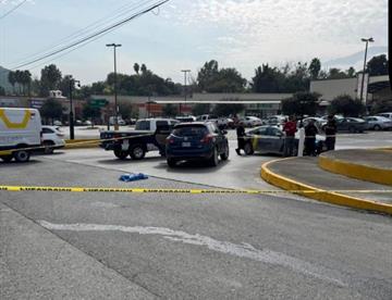 Muere bebé al salirse de camioneta y ser arrollada en Santiago