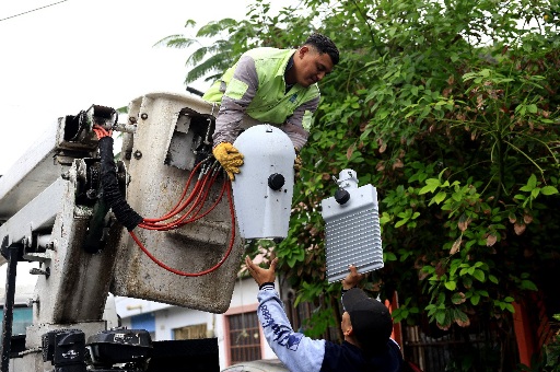 Instala Guadalupe 400 luminarias con tecnología LED en Valle Soleado