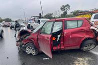 Destroza auto en estrellamiento
