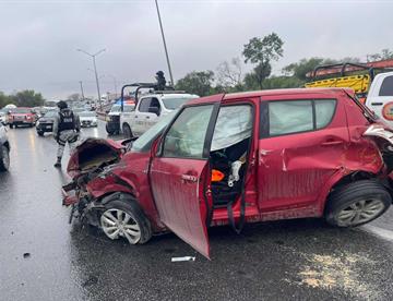 Destroza auto en estrellamiento