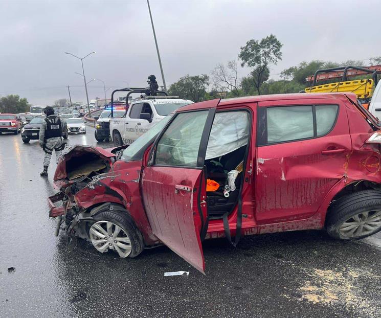 Destroza auto en estrellamiento