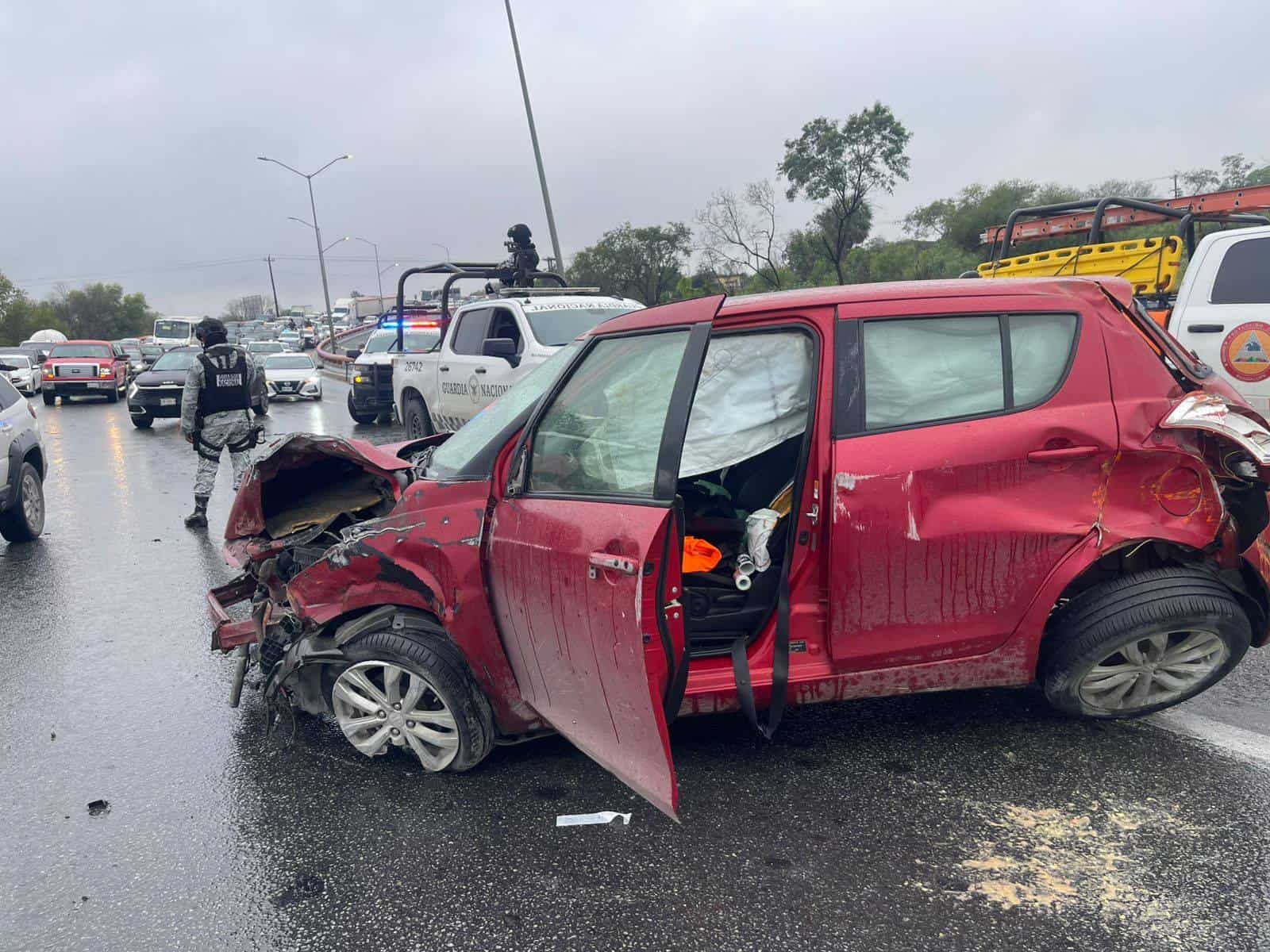 Un automóvil compacto terminó totalmente destruido, luego de impactarse contra un muro de protección en un tramo de la Autopista Monterrey-Reynosa en el municipio de Guadalupe.