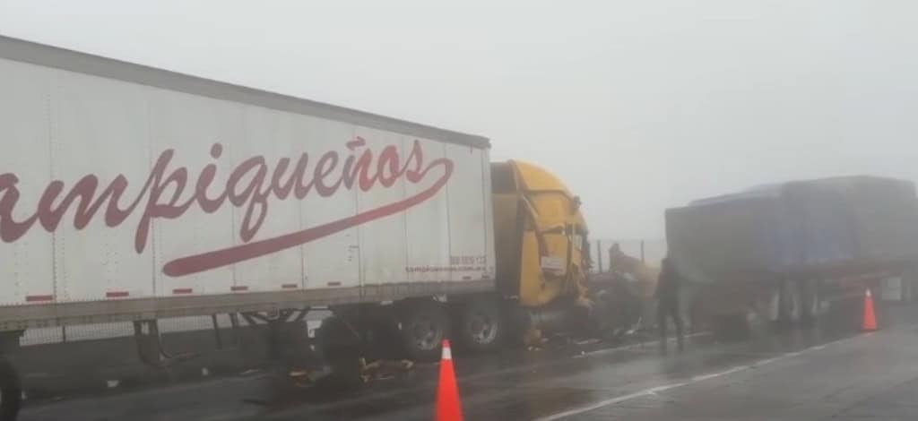 La Autopista Monterrey-Saltillo fue cerrada en forma parcial, al registrarse un choque múltiple, donde se vieron involucrados por lo menos diez vehículos.