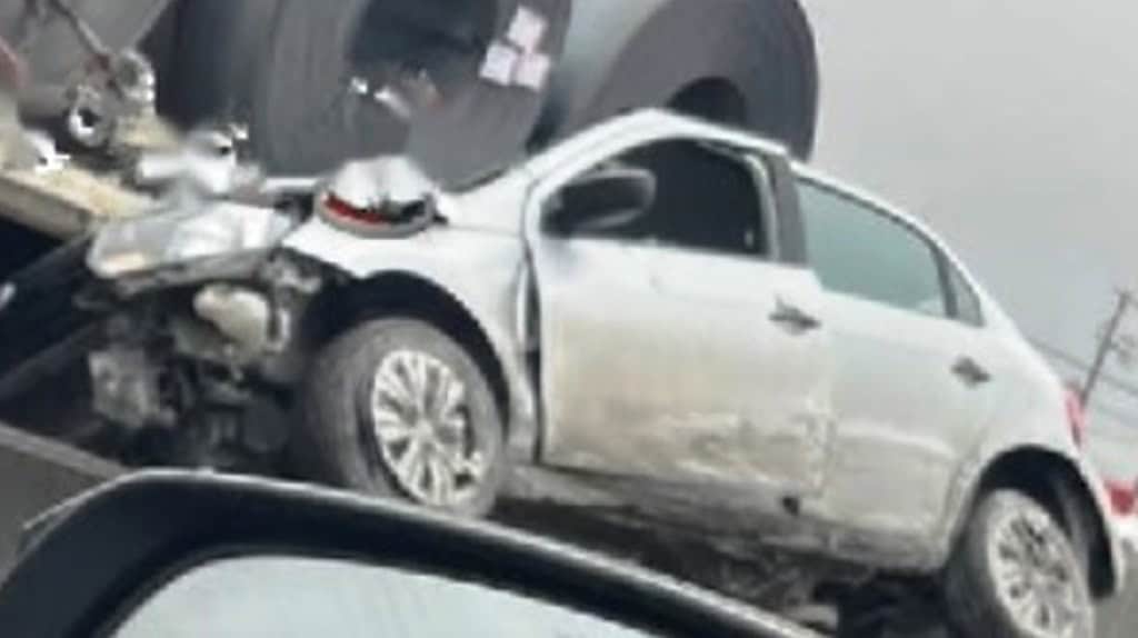 Un automovilista terminó con lesiones de consideración, al terminar prensado en su vehículo, después de ser chocado por un tráiler de plataforma cargado con rollos de acero en el municipio de Apodaca.