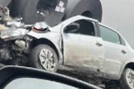 Queda conductor prensado en choque