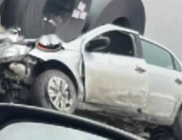 Queda conductor prensado en choque