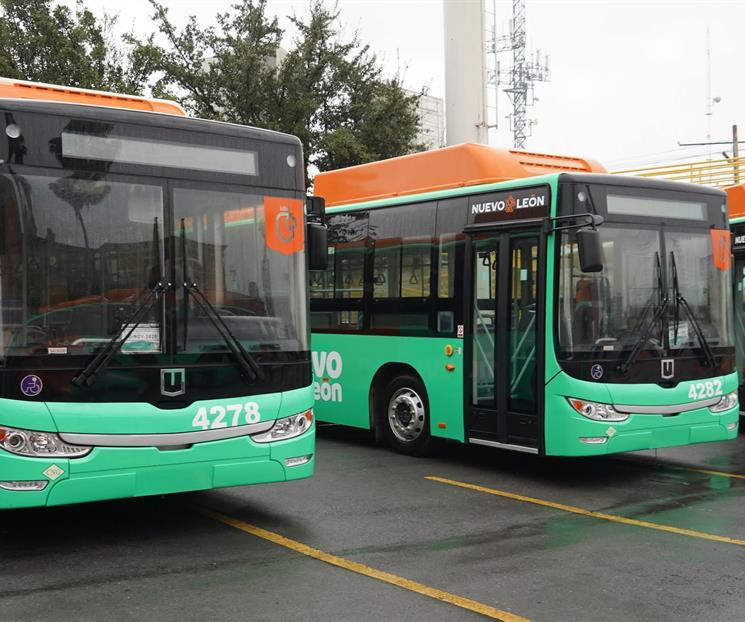 Entrega gobernador 14 nuevas unidades de transporte urbano