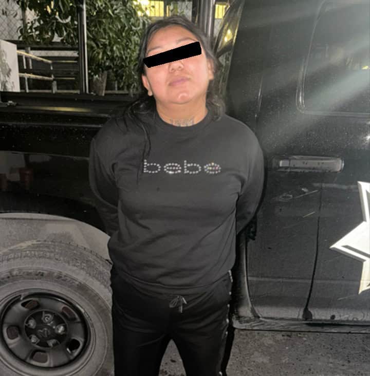 Una mujer fue detenida por oficiales de la Policía de Monterrey, tras presuntamente introducirse a robar a una tienda departamental, apoderándose de 21 blusas y cuatro pantalones para dama, con un valor total de 10 mil 305 pesos, en el centro de la ciudad.