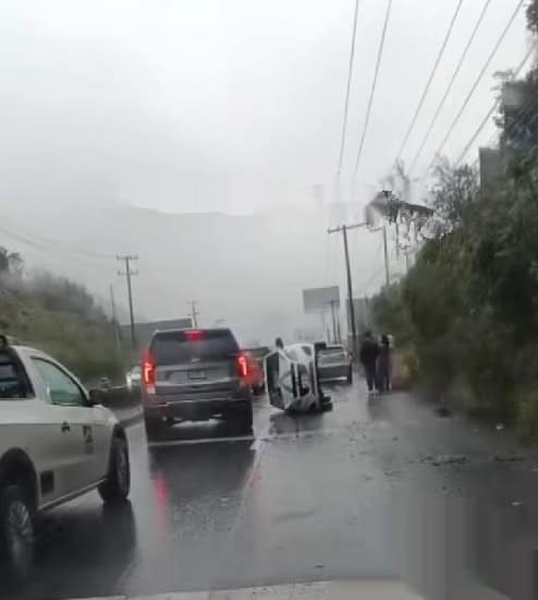Tres integrantes de una familia se llevaron el susto de su vida, al volcar su automóvil en un tramo del Boulevard Rogelio Cantú en esta ciudad.