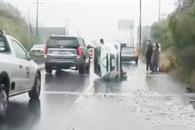 Derrapa por pavimento mojado y vuelca