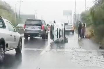 Derrapa por pavimento mojado y vuelca