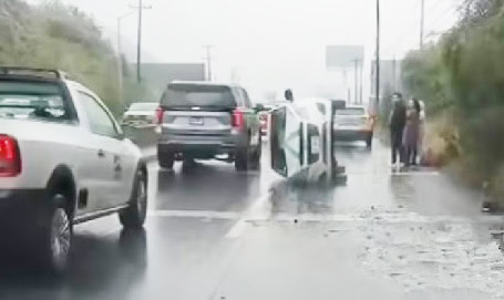 Derrapa por pavimento mojado y vuelca