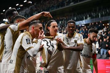 Lens vence al Angers y lideran Liga de Francia
