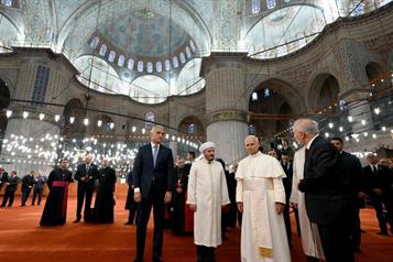 Visita el papa León XIV la Mezquita Azul sin momento de oración