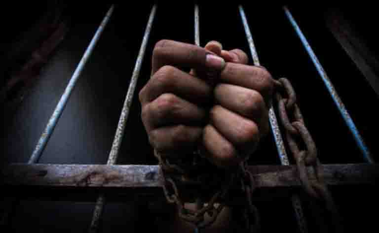 Dan 11 años de prisión a cinco personas por portación de arma