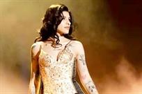 Regaña Cazzu a fans chilenos en su concierto