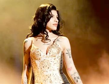 Regaña Cazzu a fans chilenos en su concierto