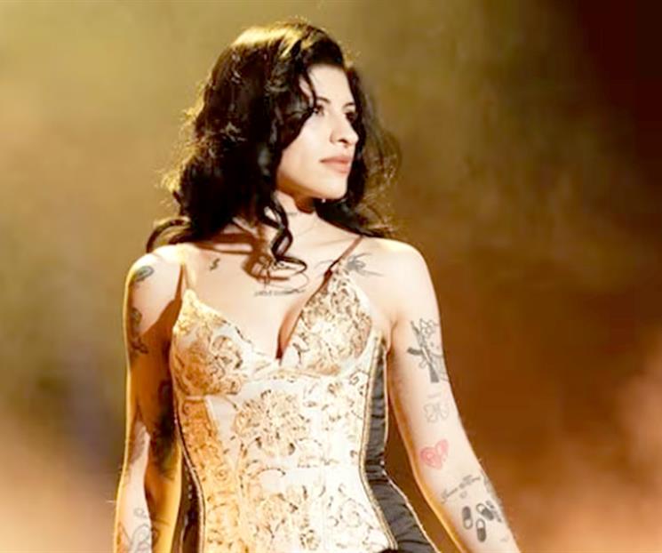 Regaña Cazzu a fans chilenos en su concierto